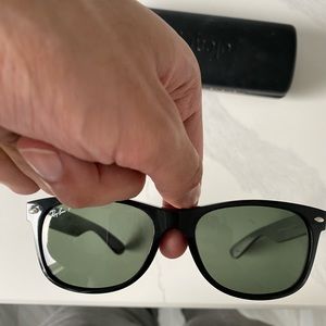 Ray-Ban New Wayfarer Classic Polarized Sunglasses In Black - 55/18 RB2132